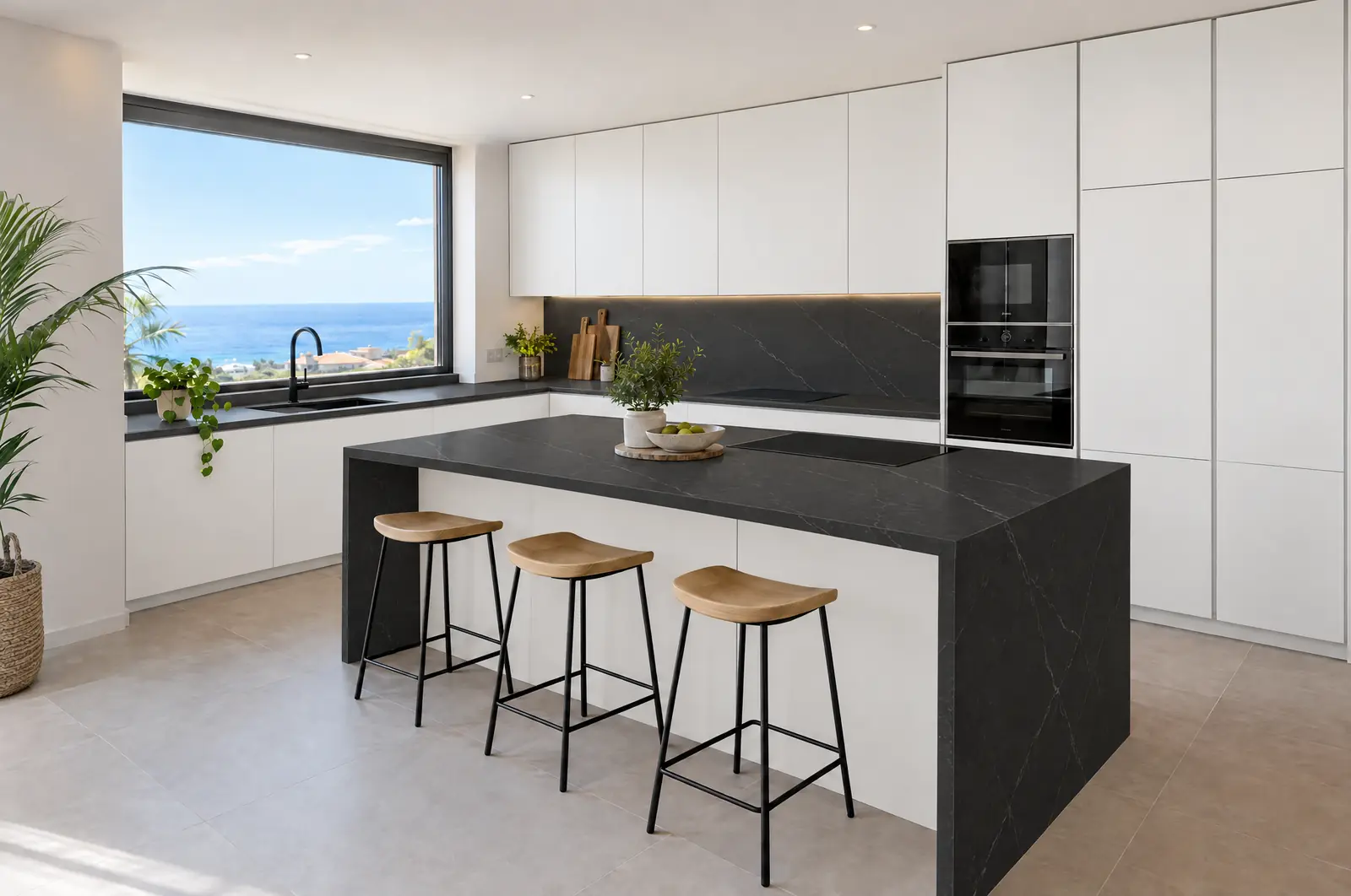 Cocina en L con isla, muebles blancos lisos y encimera negra