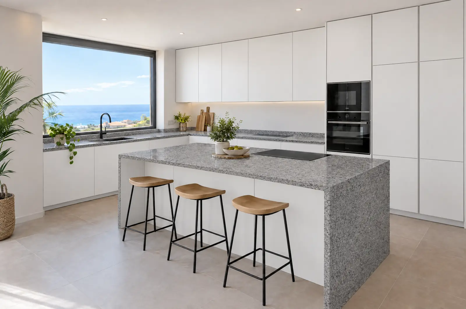 Cocina en L con isla, frentes blancos y encimera gris piedra