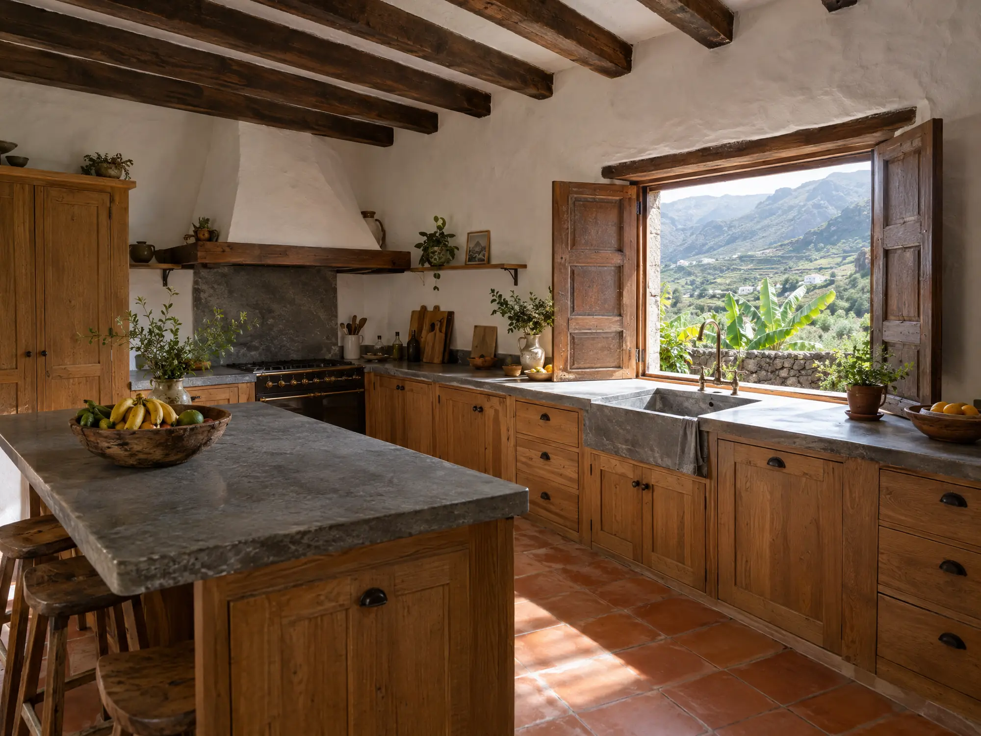 Cocina rústica de roble con vigas de madera, encimera de piedra gris y suelo de barro en una casa de campo canaria