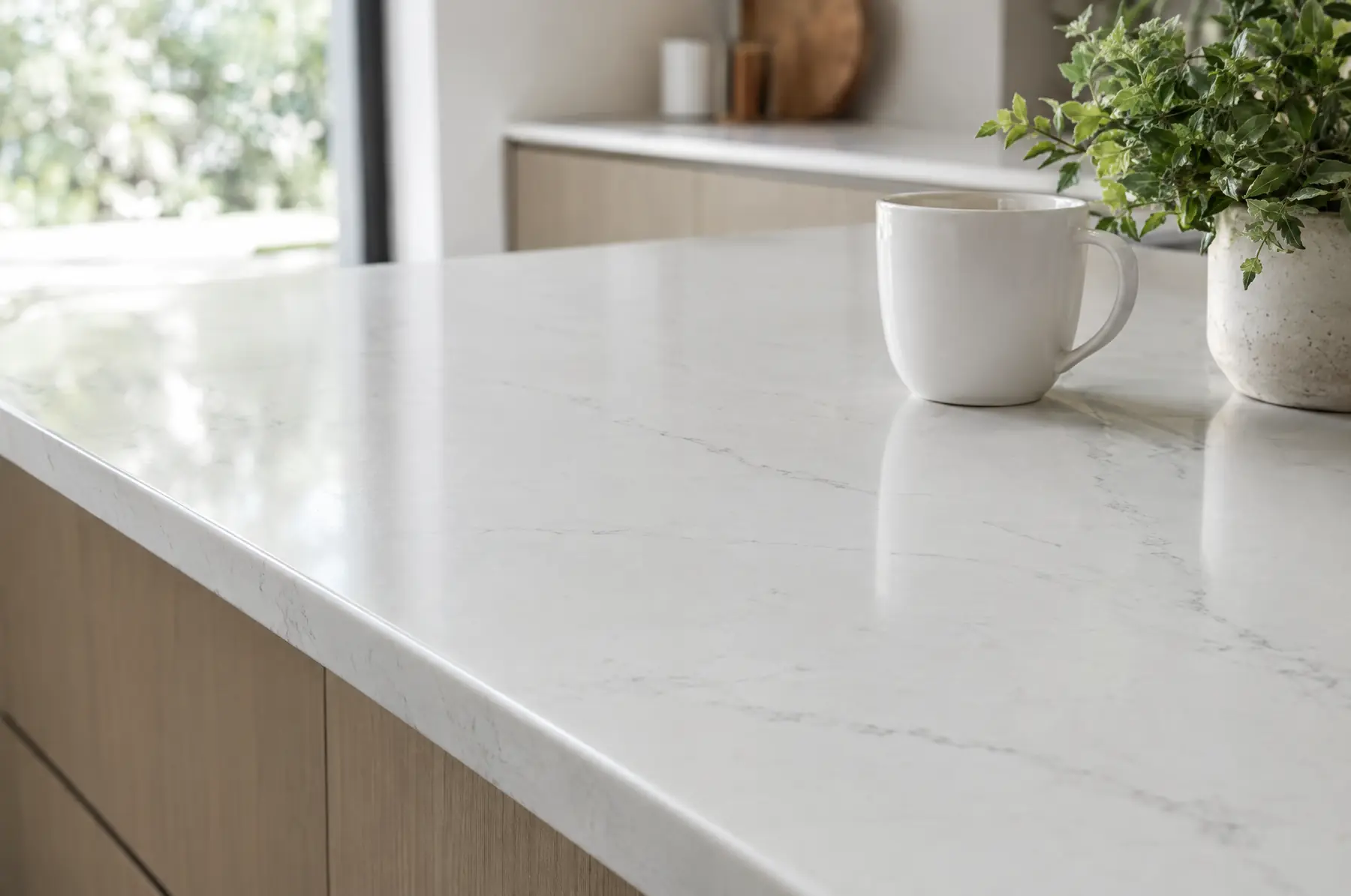 Encimera de cuarzo blanca en una cocina luminosa